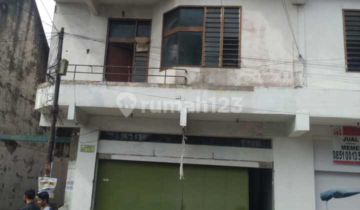 Ruko di pusat kota dekat Taman Tegallega yang ramai pengunjung di pagi hari Ruko di pusat kota dekat Taman Tegallega yang ramai pengunjung di pagi hari