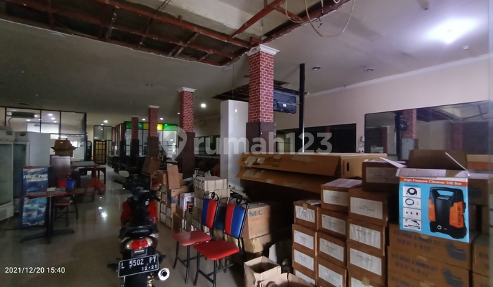 Strategic shop house in the heart of Embong Sawo City. Strategic shop house in the heart of Embong Sawo City.
