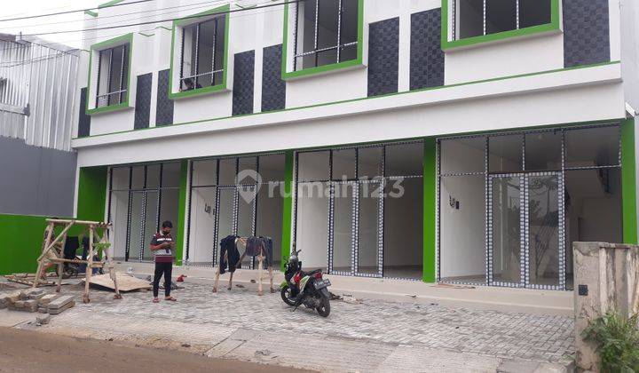 Ruko 2 lantai di himpit oleh perumahan sekitar nya. 2