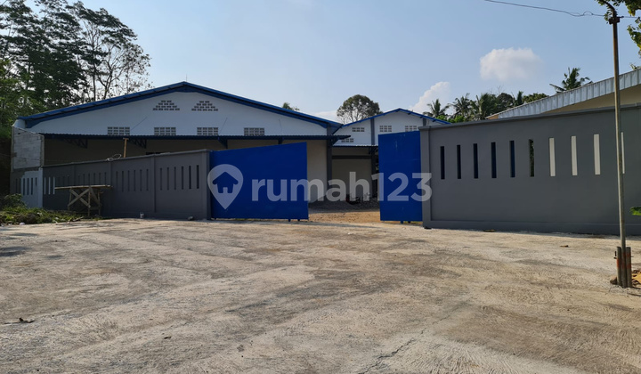 New STRATEGIC warehouse on Solo-Semarang Street with container access.