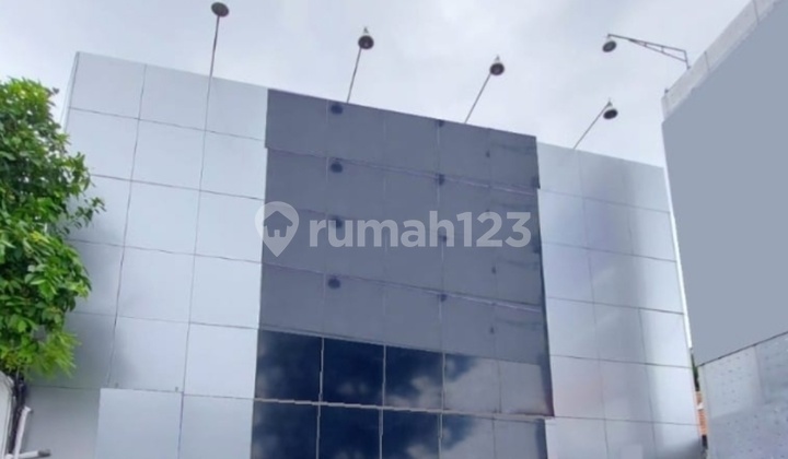 Gedung Perkantoran Lokasi Strategis Depan Jalan Raya