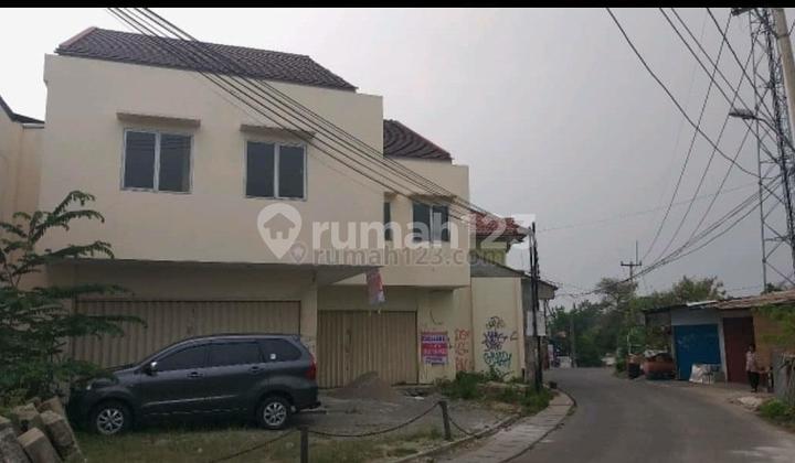 Bangunan Ruko 2 Lantai dengan Halaman Luas di Cimanggis Depok