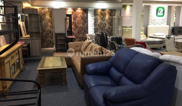 Bangunan usaha 4 lt ex Showroom furniture di Jl Husein Sastranegara Rawa Bokor 1