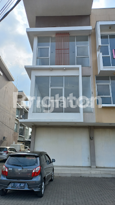 3.5 STOREY RUKO ON A BUSY ROADSIDE 1