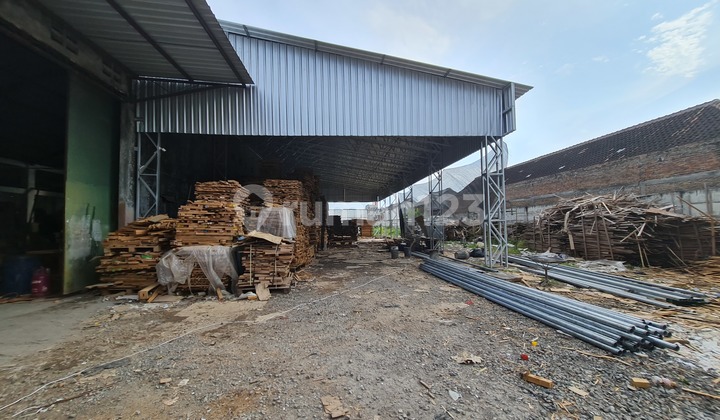 Strategic warehouse with container access in Gatak, Sukoharjo, Solo.