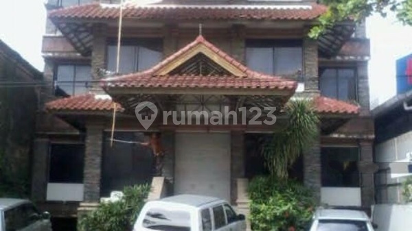 Gedung 3 Lantai di Area Komersil Legian Bali