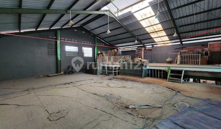 GUDANG DAN RUMAH  SAYAP CARINGAN 