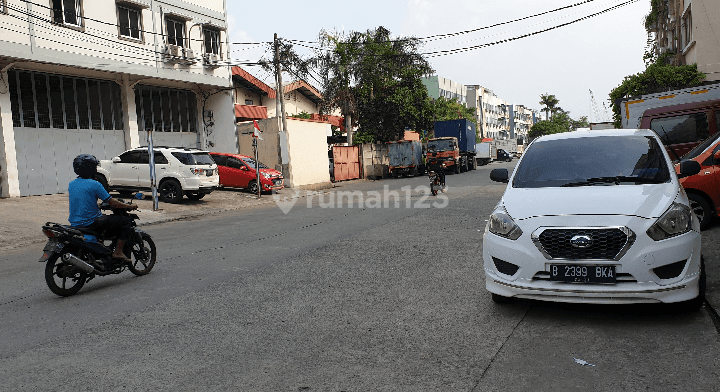 Gudang Prima harga murah di Daan Mogot Jakarta Barat. Lokasi sangat bagus, bisa masuk akses Container 40&#39; feet dan semua jenis kendaraan. 2