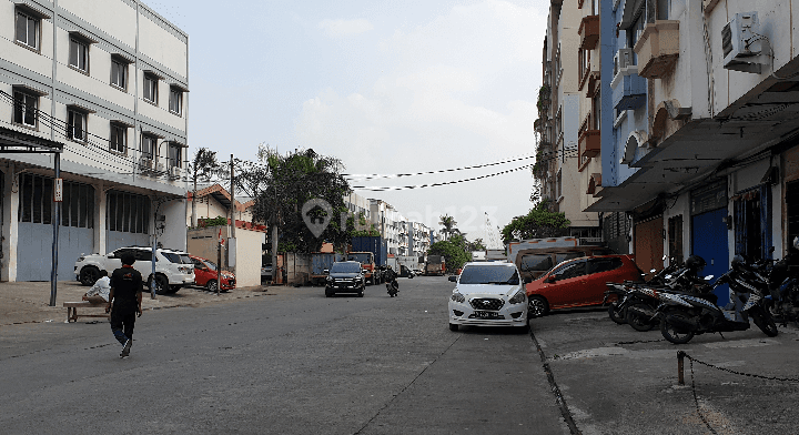 Gudang Prima harga murah di Daan Mogot Jakarta Barat. Lokasi sangat bagus, bisa masuk akses Container 40&#39; feet dan semua jenis kendaraan. 1