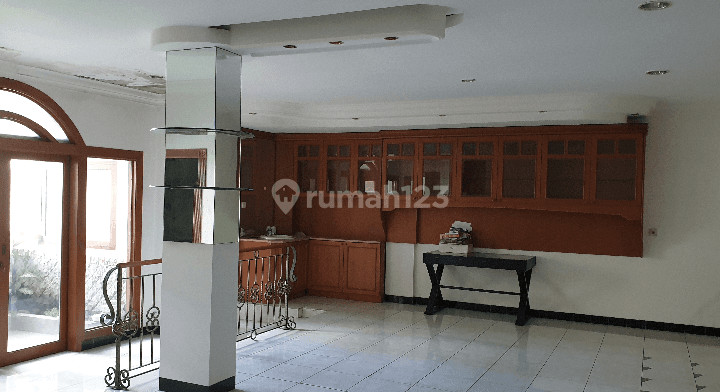 Ruko Gandeng 3 1/2 di kawasan komersil Alaydrus Jakarta Pusat. Lokasi bagus, akses 2 mobil, cocok untuk kantor, Restoran, Hotel, Kos dan Kafe 2