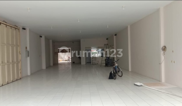 Business Space at a strategic location, Jl.Ciateul