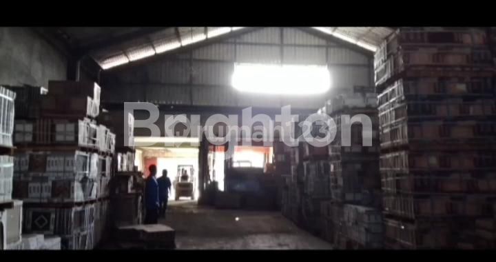 Wonosari Bantul, gudang masih beroperasi pinggir jalan raya. selangkah Ringroad 1