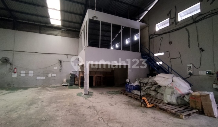 Warehouse. For SM Entry Container 40 Ft Flood-Free.