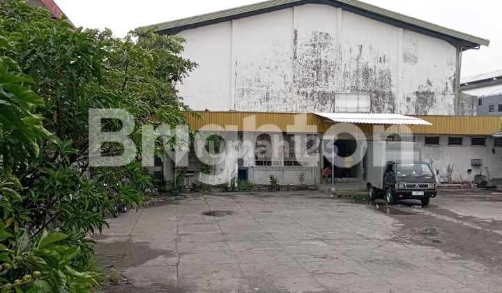 Gudang di jalan raya kedung cowek