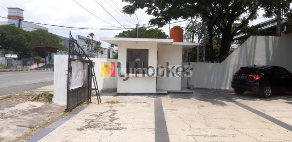 Gedung 2 lantai di jalan Raden Patah 2