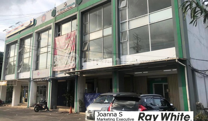 Hexagreen Hook 3-story shophouse in Kalimalang, East Bekasi.