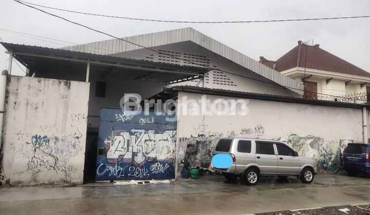 GUDANG SIAP PAKAI!! LOKASI DEKAT PINTU TOL, BISA 3 MOBIL PAPASAN AKSES TRONTON DAN DOUBLE!! JALANAN COR BETON! ATAP BAJA RINGAN!! SUPER JUARA DAN TERAWAT