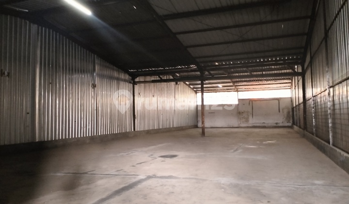 M Toha Wing Warehouse, Shared Warehouse Area, Wide Road