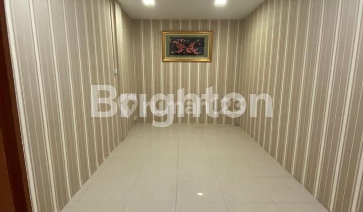 dekat sekolah dekat shopping mall