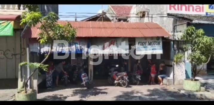 BUGISAN, PINGGIR JALAN RAYA KEMBAR. BANGUNAN HITUNG TANAH. 1