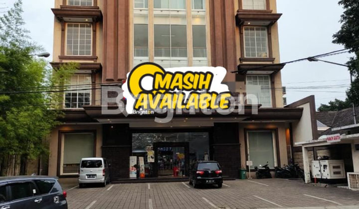 4.5-Story Independent Commercial Building 1