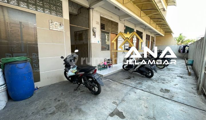 Ana's three-story boarding business space measuring 16x17m in Jelambar.