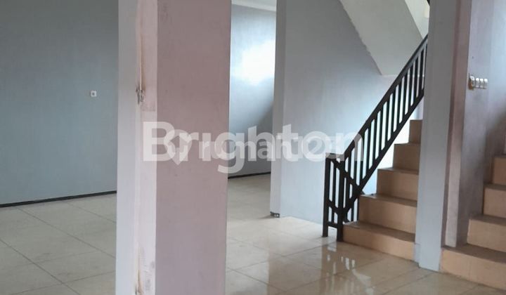 Three-story shop house in a strategic location by a main road.