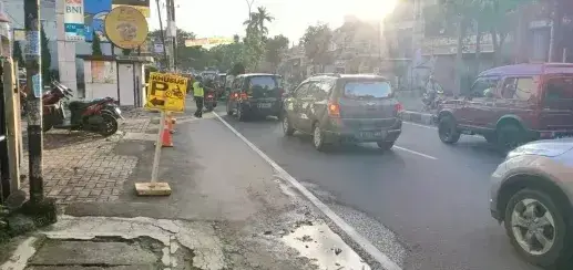 Gedung 3 Lantai di Pusat Bisnis Ciputat Raya Cireundeu Tangsel Berada di jalan Utama  dan sangat cocok buat Kantor , Gudang , Sekolah , Rumah Sakit  . Showroom  dan  jenis  usaha apapun  sangat cocok  karena berada di  Jalan Utama untuk menuju Jakarta  de 2