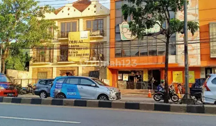 Gedung 3 Lantai di Pusat Bisnis Ciputat Raya Cireundeu Tangsel Berada di jalan Utama  dan sangat cocok buat Kantor , Gudang , Sekolah , Rumah Sakit  . Showroom  dan  jenis  usaha apapun  sangat cocok  karena berada di  Jalan Utama untuk menuju Jakarta  de 2