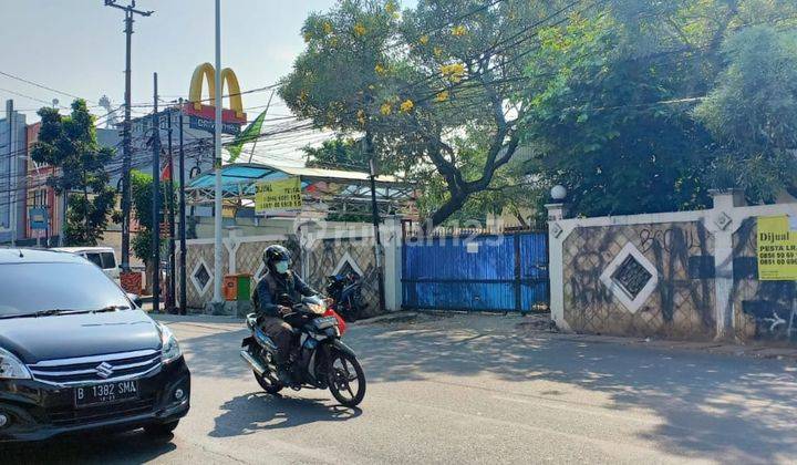 Gedung  2 lantai di Pusat Bisnis Lenteng Agung Jakarta Selatan sangat cocok buat Kantor , Resto  dan Showroom berada di depan Stasiun Lenteng Agung  kawasan sekitarnya sdh banyak perkantoran dan Resto .  1