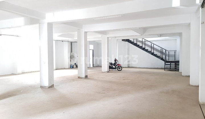 For Rent: Nice 3-Story Shop House in Downtown Bandung 2