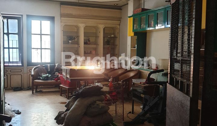 COMMERCIAL PROPERTY WITH HOUSE BONUS, RARE MIDTOWN SOLO LOCATION, SUITABLE FOR BANKS, DEPARTMENT STORES 2