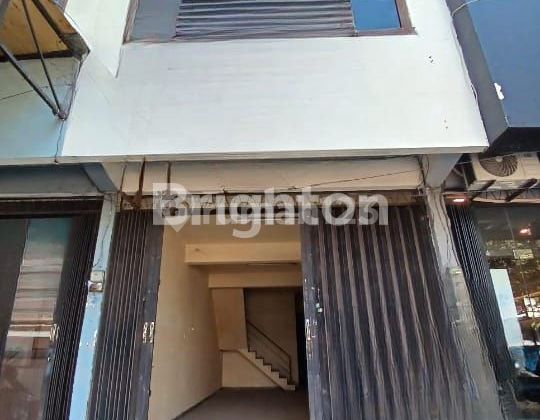 Shop house on the main road axis of Malang city.