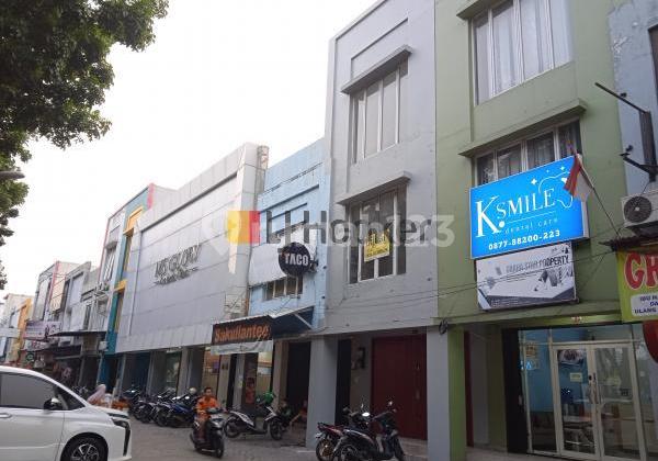 Ready-to-Use 3-Storey Shop House in Meliawalk Area, Graha Raya