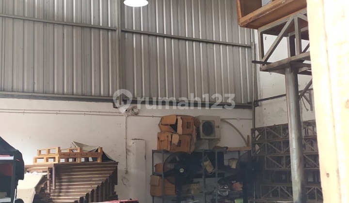 WAREHOUSE IN PUCANG ADI 11.2 X 28.6 METER WIDE, SUITABLE FOR SHOPS, OFFICES, CAFES WITH A BUILDING AREA OF 152M2