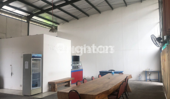 The building is suitable for business in Ngagel, 2 floors and very spacious. The building is suitable for business in Ngagel, 2 floors and very spacious.