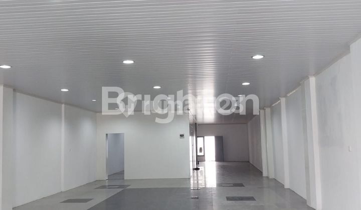 SHOPHOUSE ON THE MAIN THOROUGHFARE IN THE CENTER OF SEMARANG CITY 1