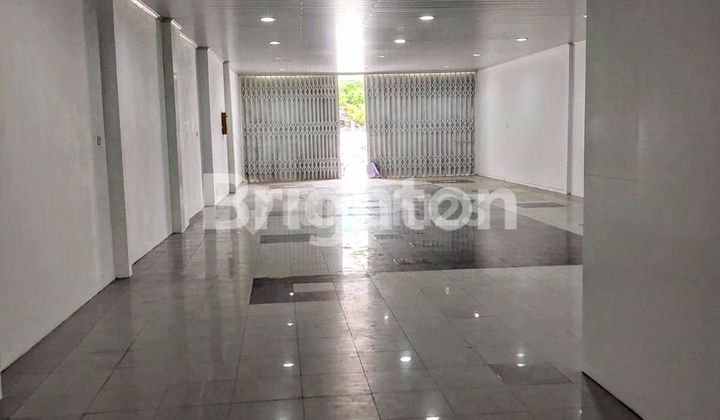 SHOPHOUSE ON THE MAIN THOROUGHFARE IN THE CENTER OF SEMARANG CITY 2