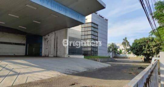 GEDUNG BEKAS SHOWROOM MOBIL TAMAN SEPANJANG 2