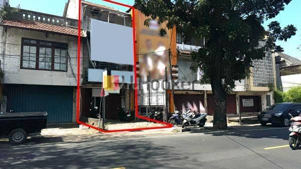 3 Storey Shophouse in Imam Bonjol Commercial Area. Close to Teuku Umar area. 1