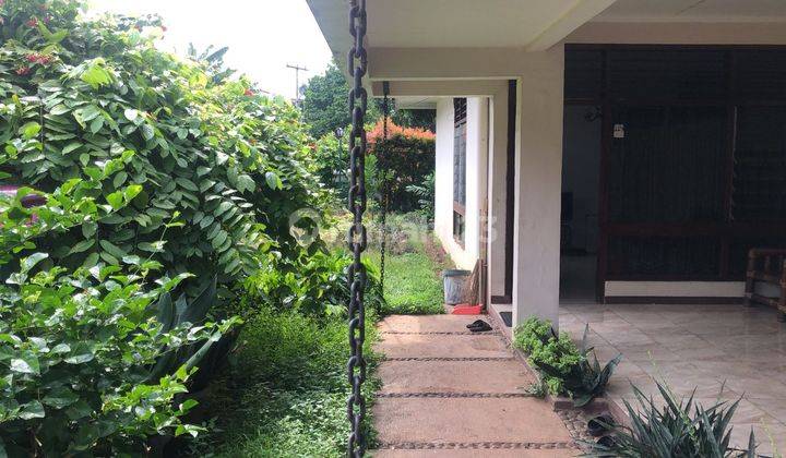 Rumah lama terawat lokasi strategis tenang nyaman didepan taman 1