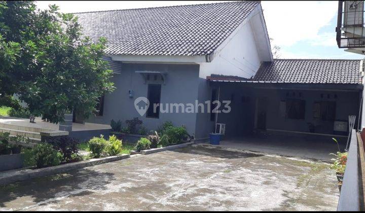 Dijual Rumah Tinggal Lingkungan Asri dengan Pekarangan Luas 1