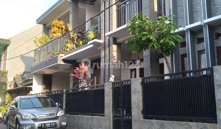 Rumah 2 lantai siap huni, dalam kompleks, sudah renovasi  2