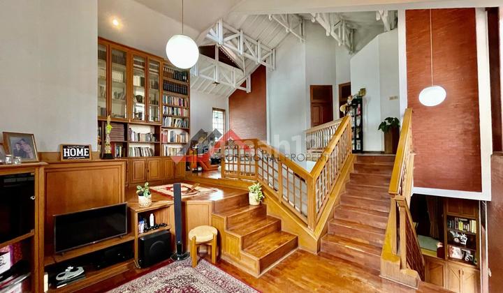 Rumah lama terawat dan kokoh dalam komplek