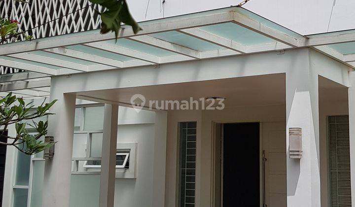 Rumah bagus, bangunan kokoh, mewah, asri, terang dan nyaman di setra sari Bandung 1