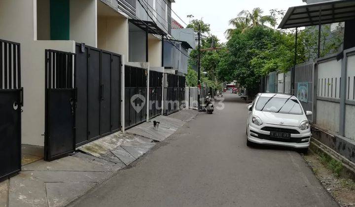 Disewakan cepat Rumah 3 lantai hoek di Cengkareng 2