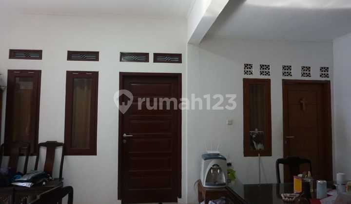 Dijual Rumah Siap Huni Kamar Banyak di Komplek Emerald Bandung 2