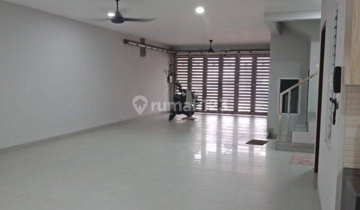 Rumah besar mewah terawat rapih d jual harga terjangkau d jakarta Barat ' Citra, L.Tanah: 160m2 (8x20),L.Bangunn: 480m2, terdiri:3 lantai,K.Tidur:4+1,K.Mandi: 4+1,full furnish,listrik:4400watt, harga jual:5,7M nego tipus..segera hubungi: 082118389158 Lina 1