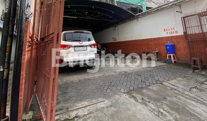 RUMAH KOS DAN USAHA, HOEK HADAP UTARA SELATAN