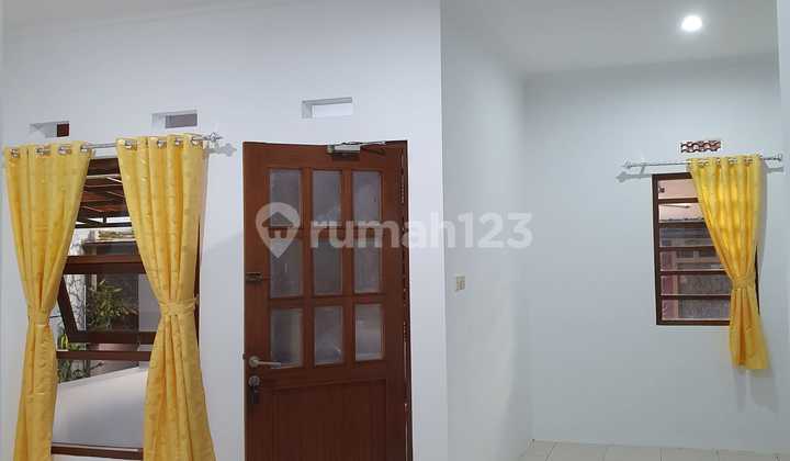 ruang tamu rumah baru siap huni di